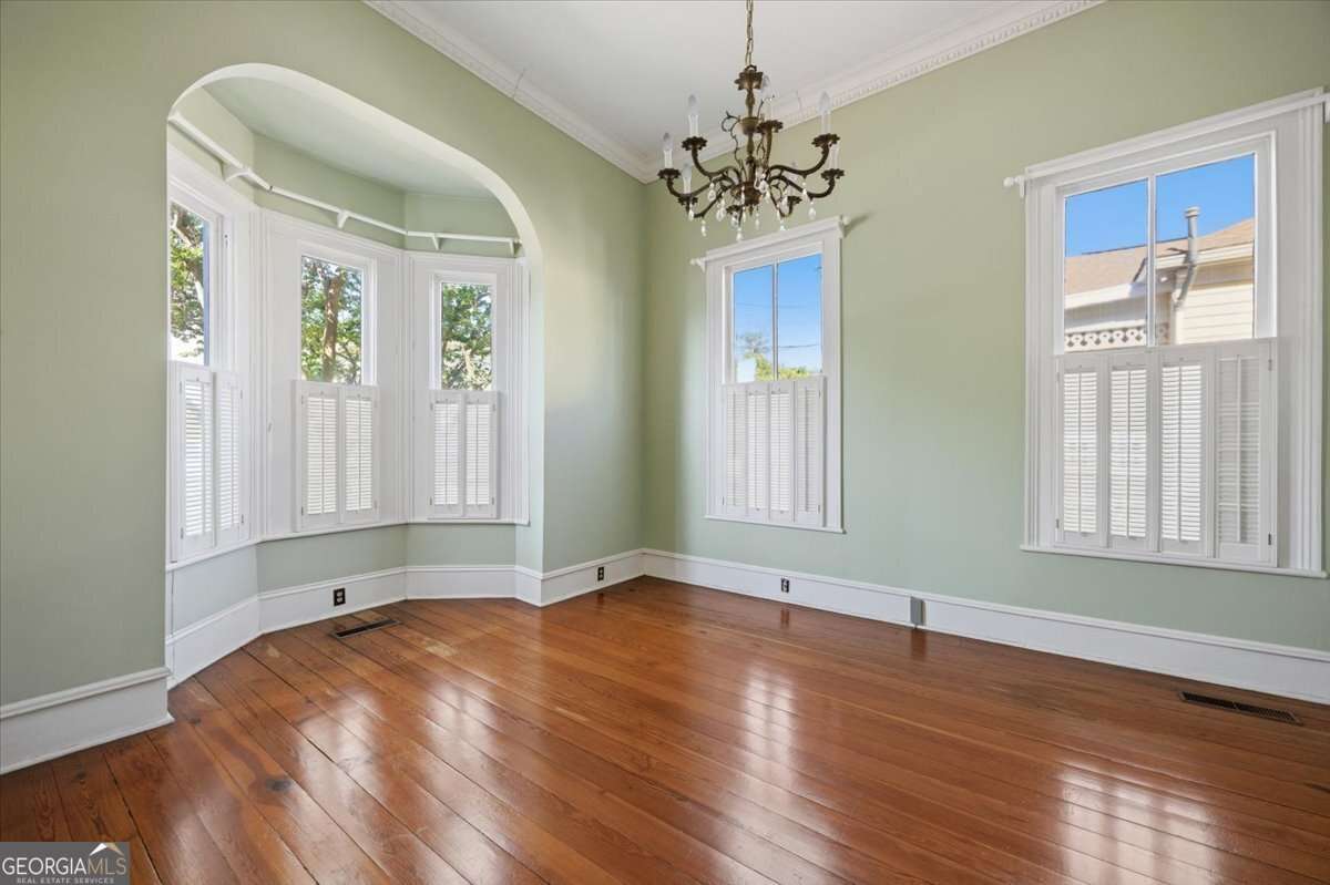 Interior room. Hardwood floors.