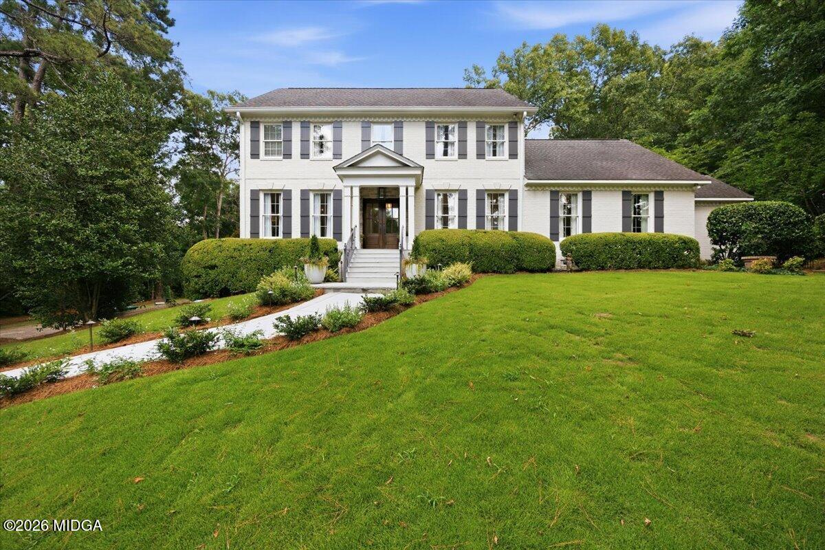 Beautifully renovated all-brick luxury home in St. Andrews Subdivision with manicured landscaping in Macon, Georgia