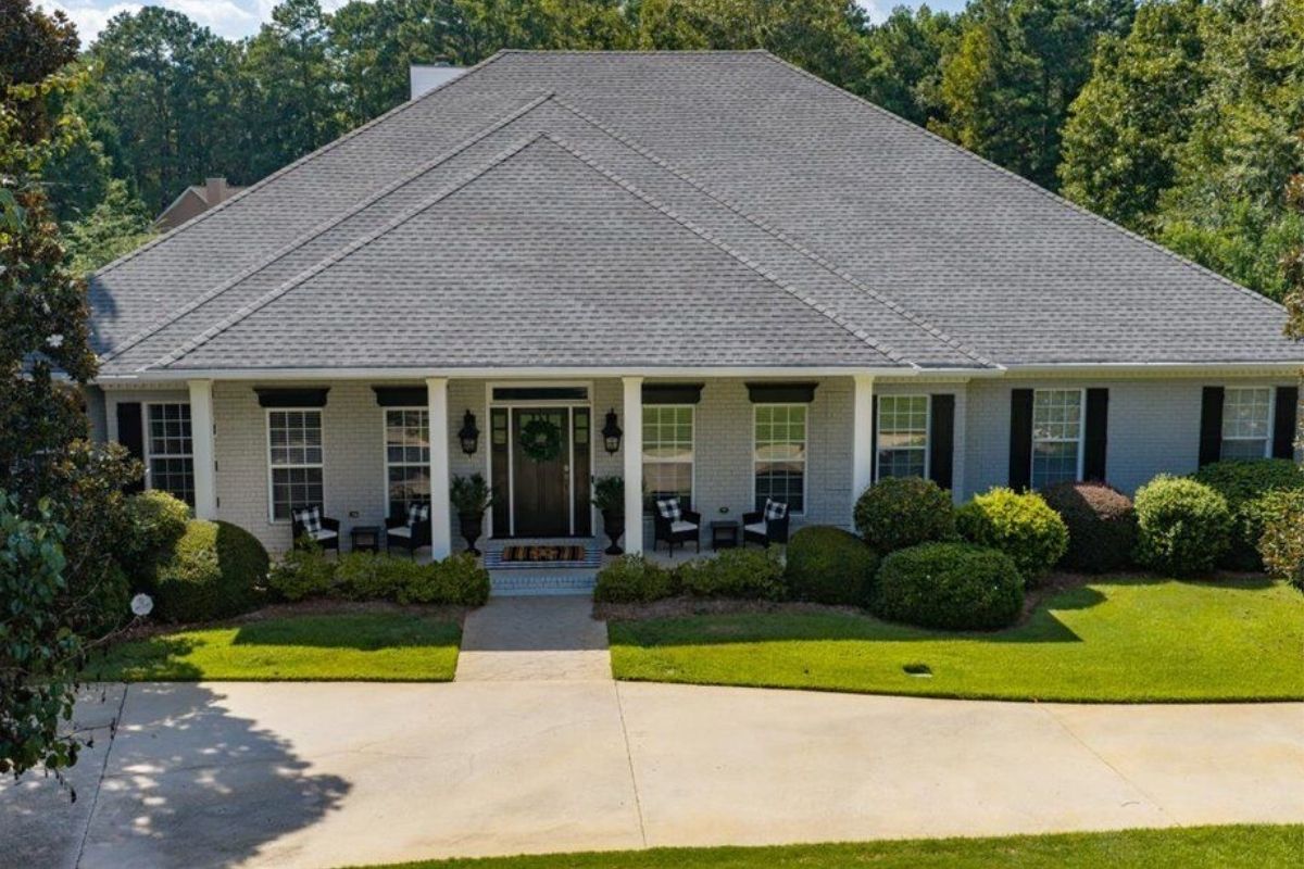 Front exterior of 117 Lake Pointe Drive in Rivoli Downs, Macon, GA