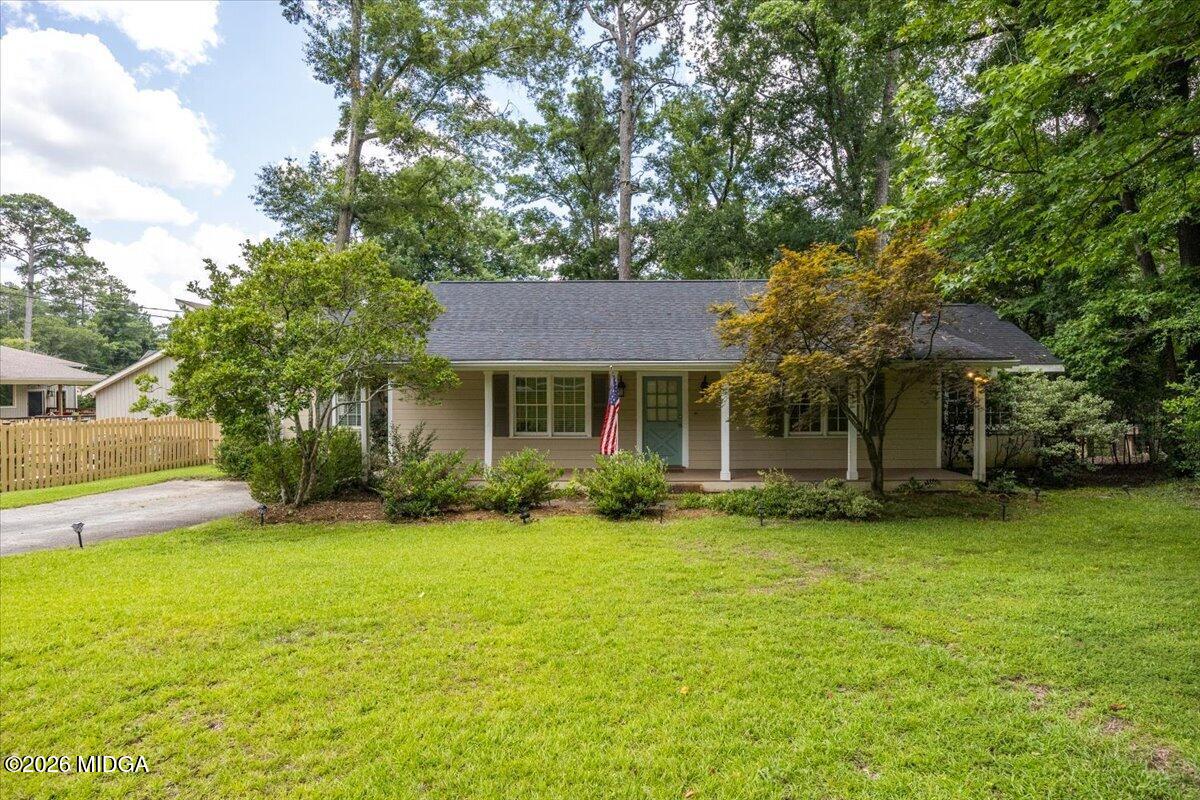 3240 Louise Place one-level home in Midtown Macon GA with mature landscaping